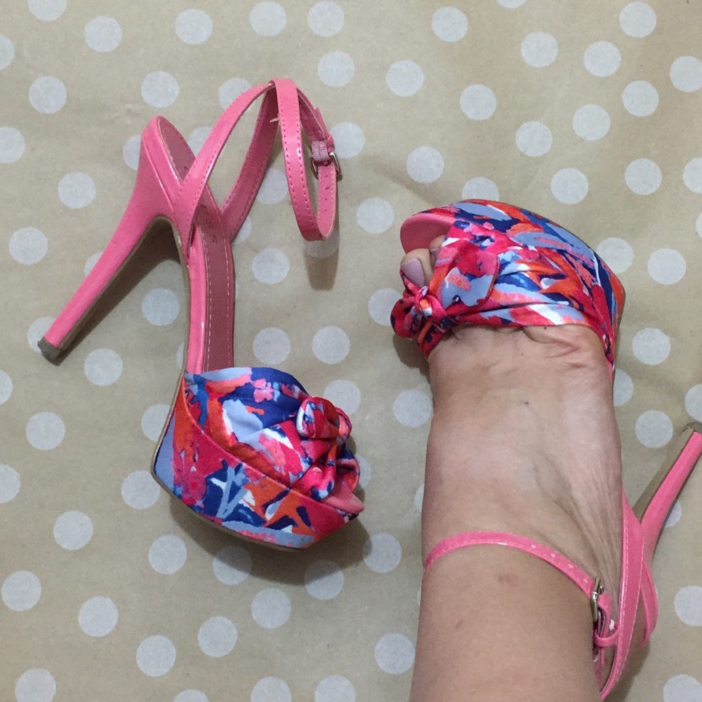 GUESS Coral Patent Leather & Floral Sandals - Picture 2 of 7
