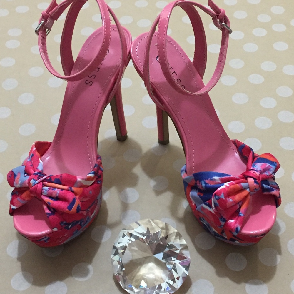 GUESS Coral Patent Leather & Floral Sandals - Picture 4 of 7