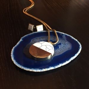 Howlite & gold circle pendant