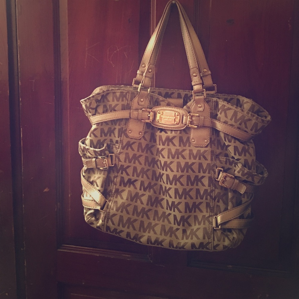 Authentic Micheal kors hand bag great condition