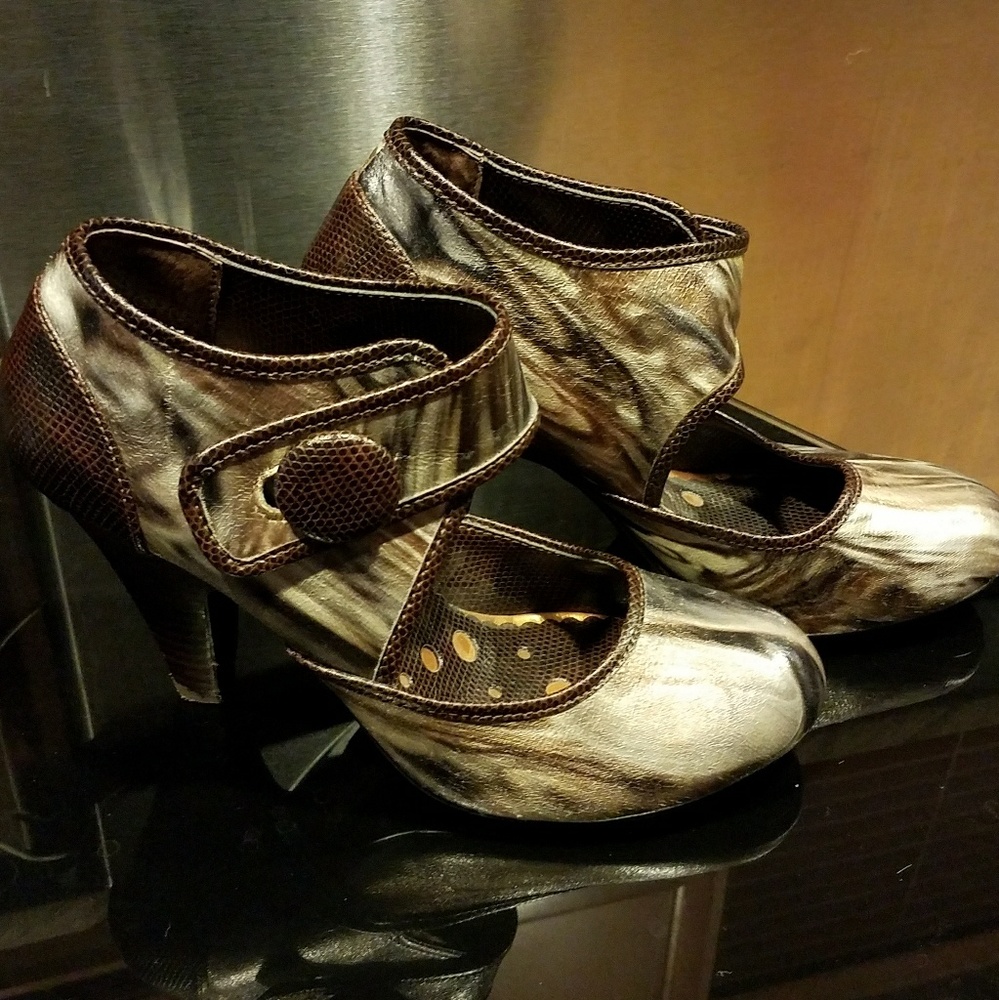 Artsy heels by Not Rated