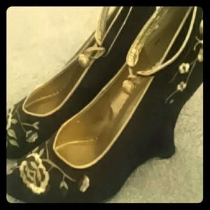Chinese Laundry Brown Flower Embroidery Heels