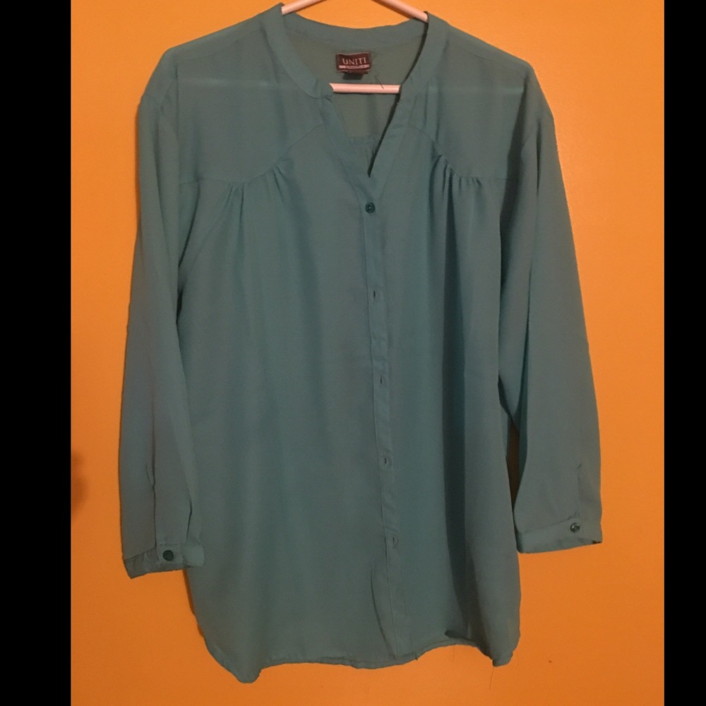 ✨Blue sheer Button down👚✨