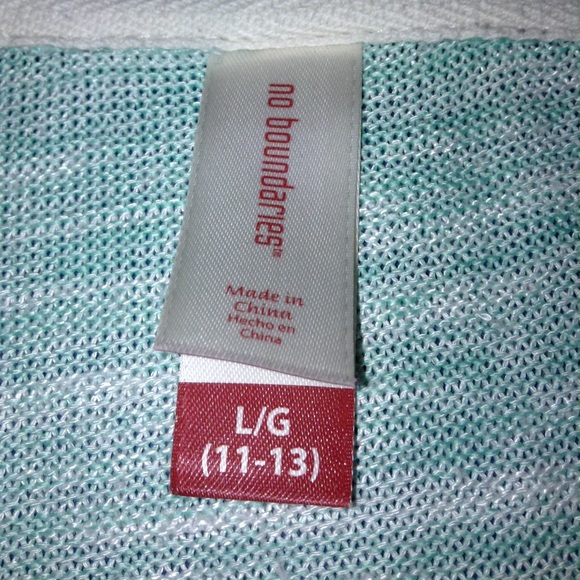 A large No Boundaries thin pullover - Picture 2 of 2