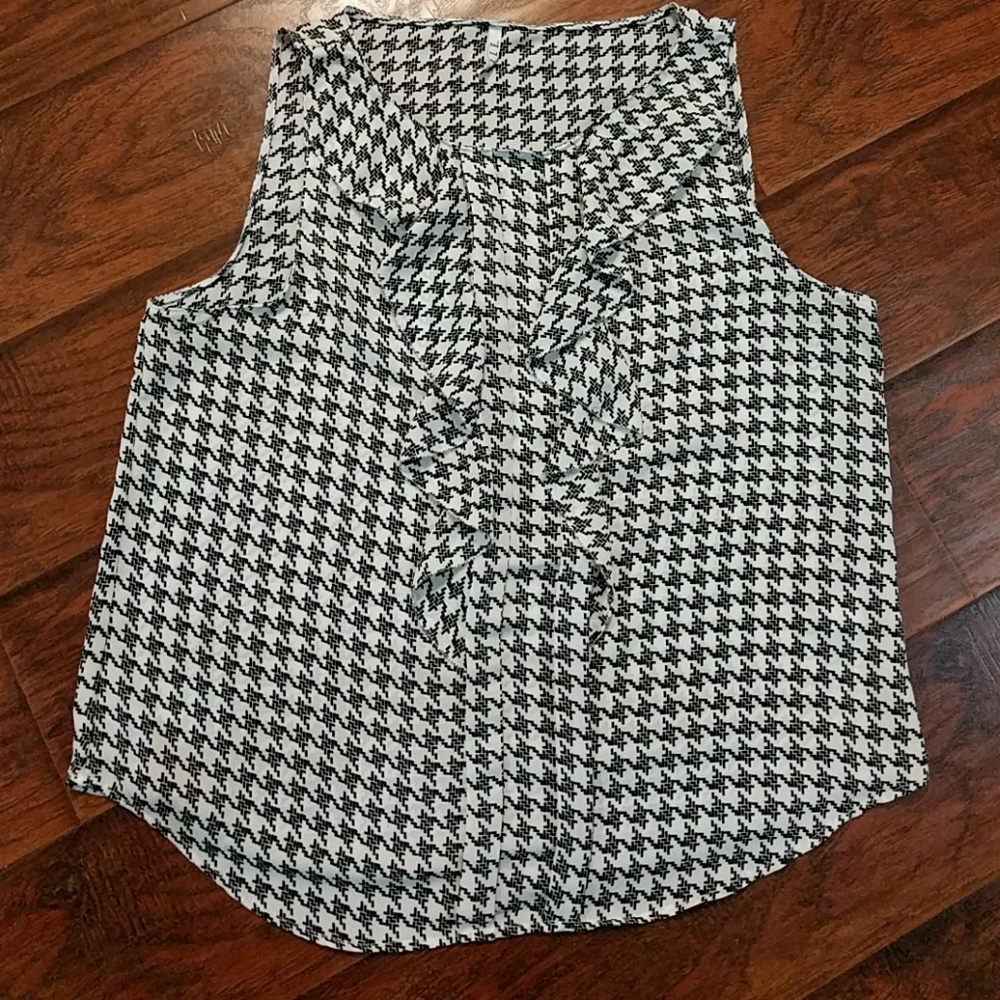 Black and white sleeveless ELLE top