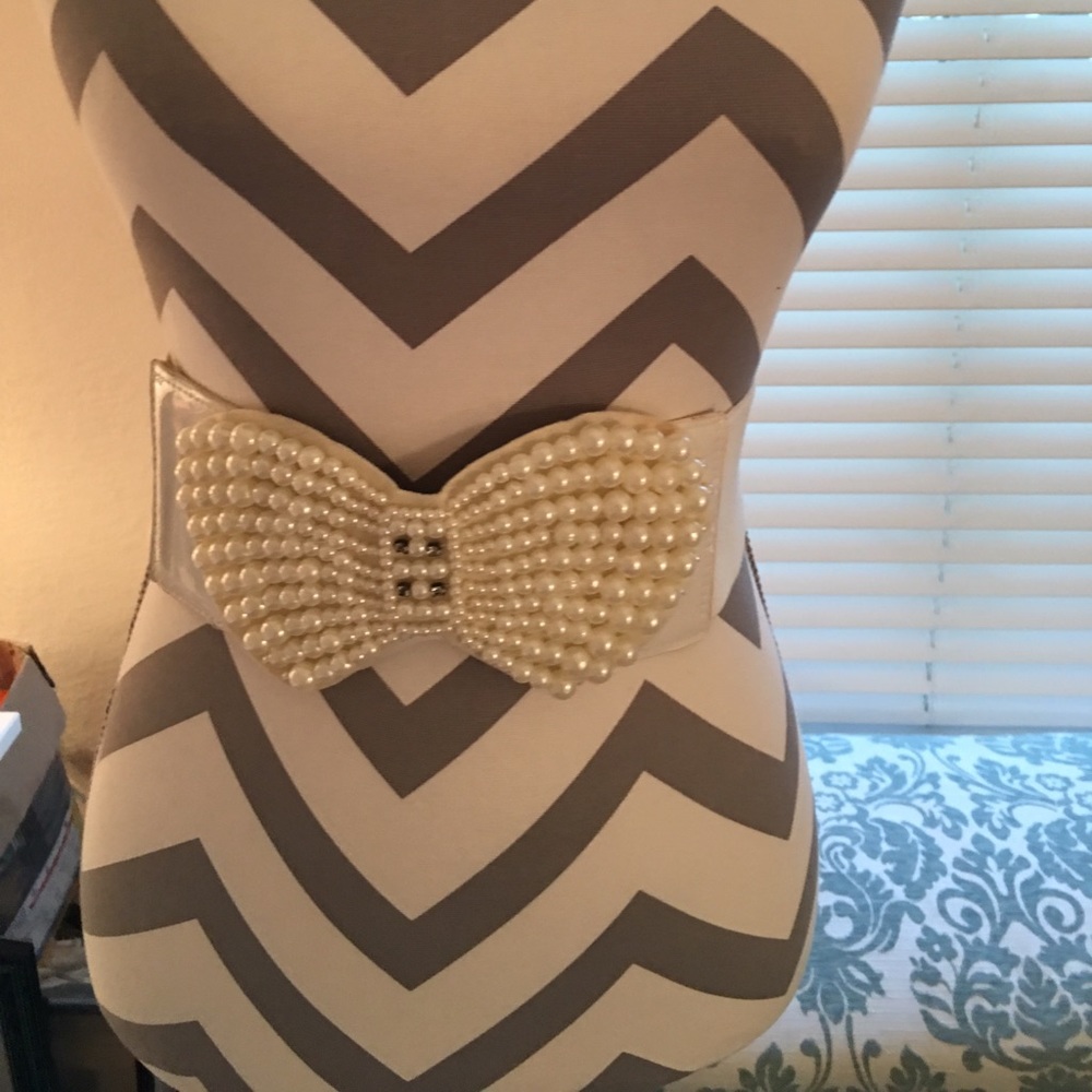Pearl bow belt
