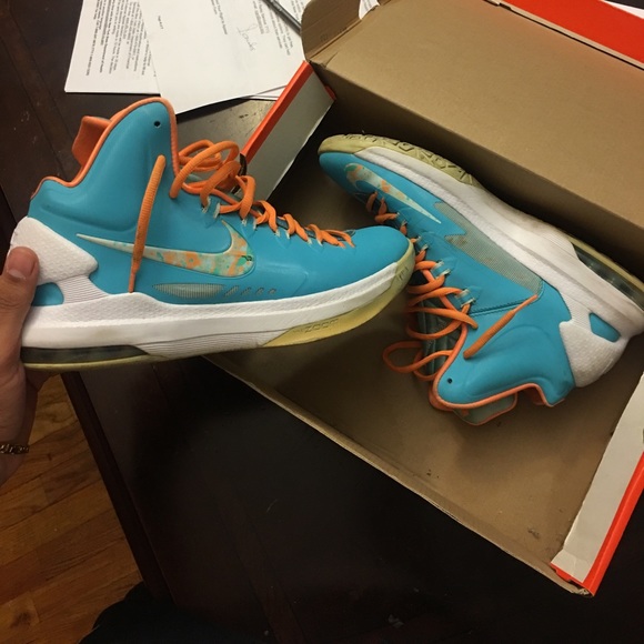 Basketball sneakers - Picture 1 of 2
