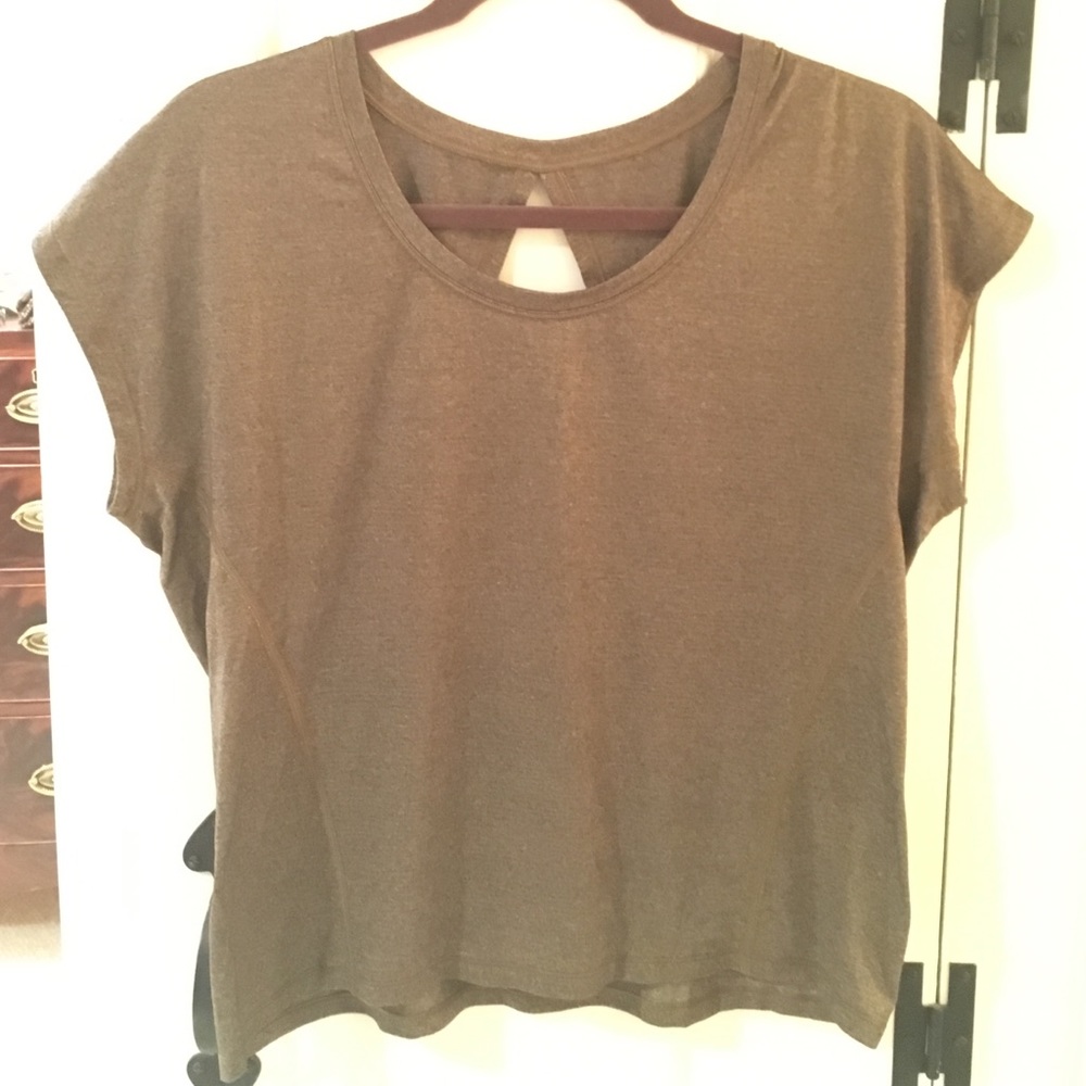 Lulu Lemon Shell top with open back.