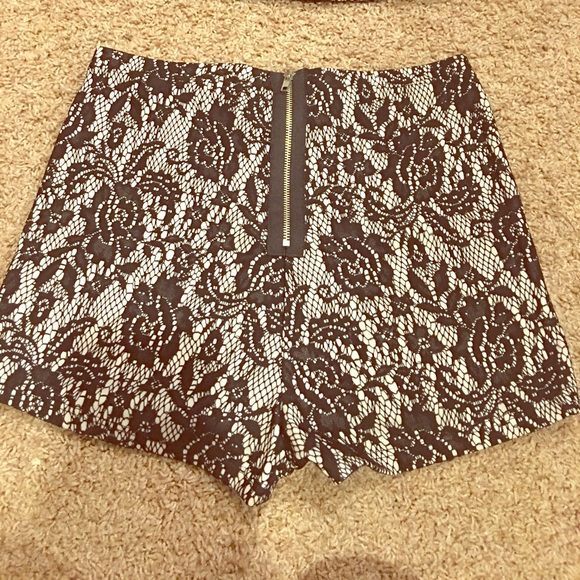 Cute lace peblum outfit - Picture 2 of 3