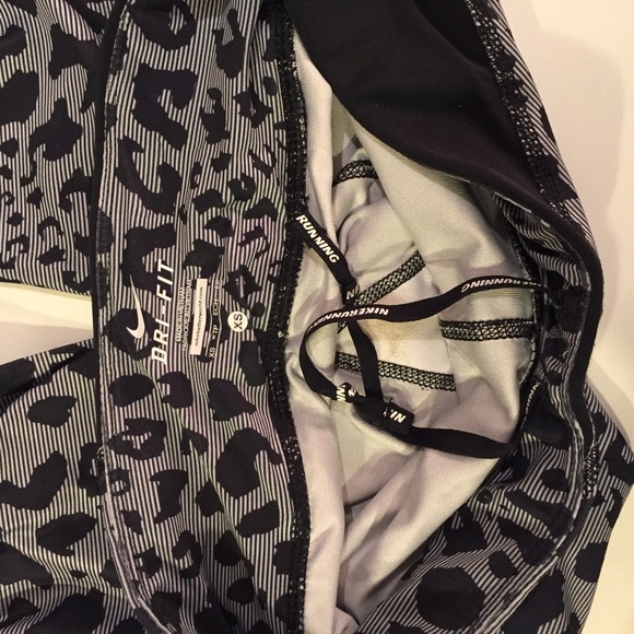 Nike Dri-Fit XS Animal Print Capris - Picture 3 of 4