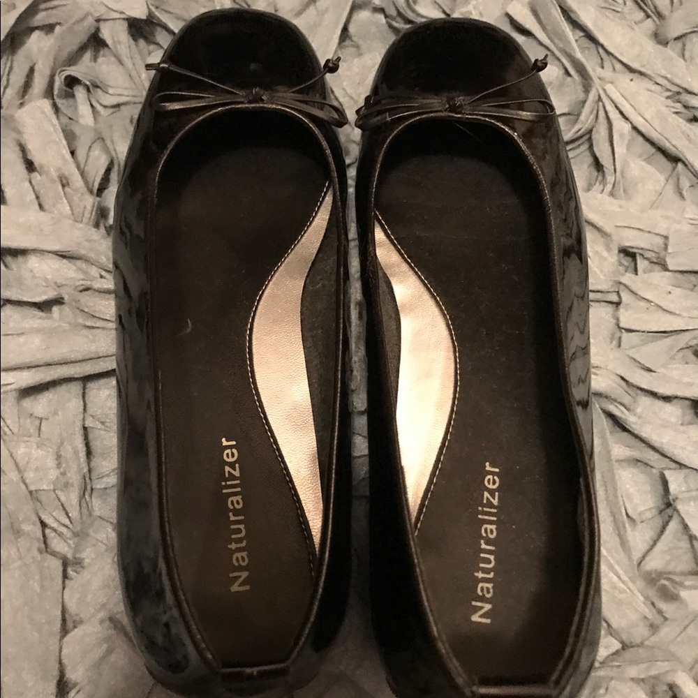 New! Naturalizer black shiny flats! Super comfy!