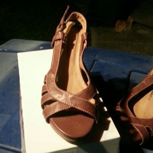 BRAND New Avenue Brown Wedges