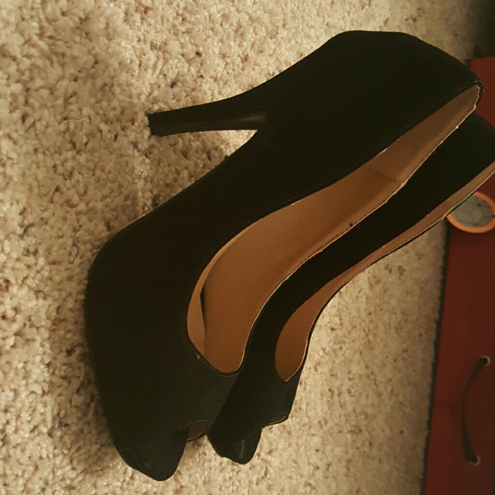 Black pumps