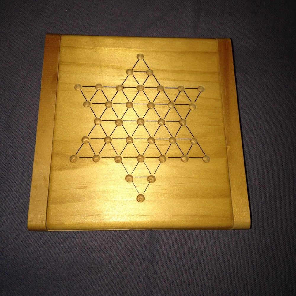 Small portable Chinese checkers game