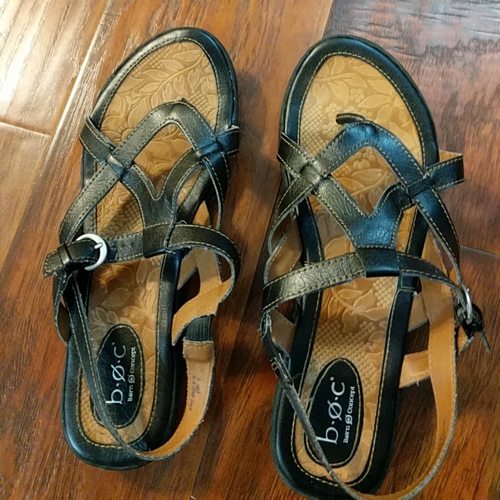 Black strapy sandals, great soles