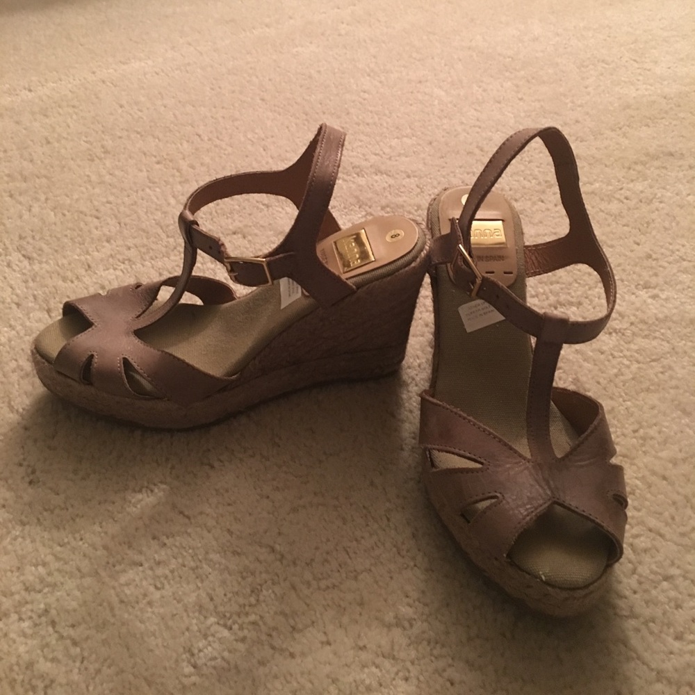KANNA LEATHER WEDGE HEELS!!