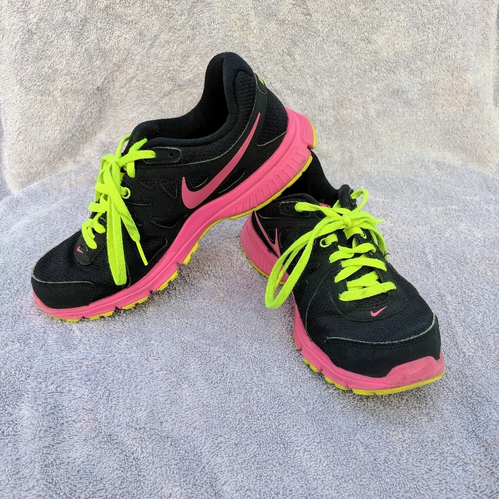 Nike revolution 2 sneakers practically new