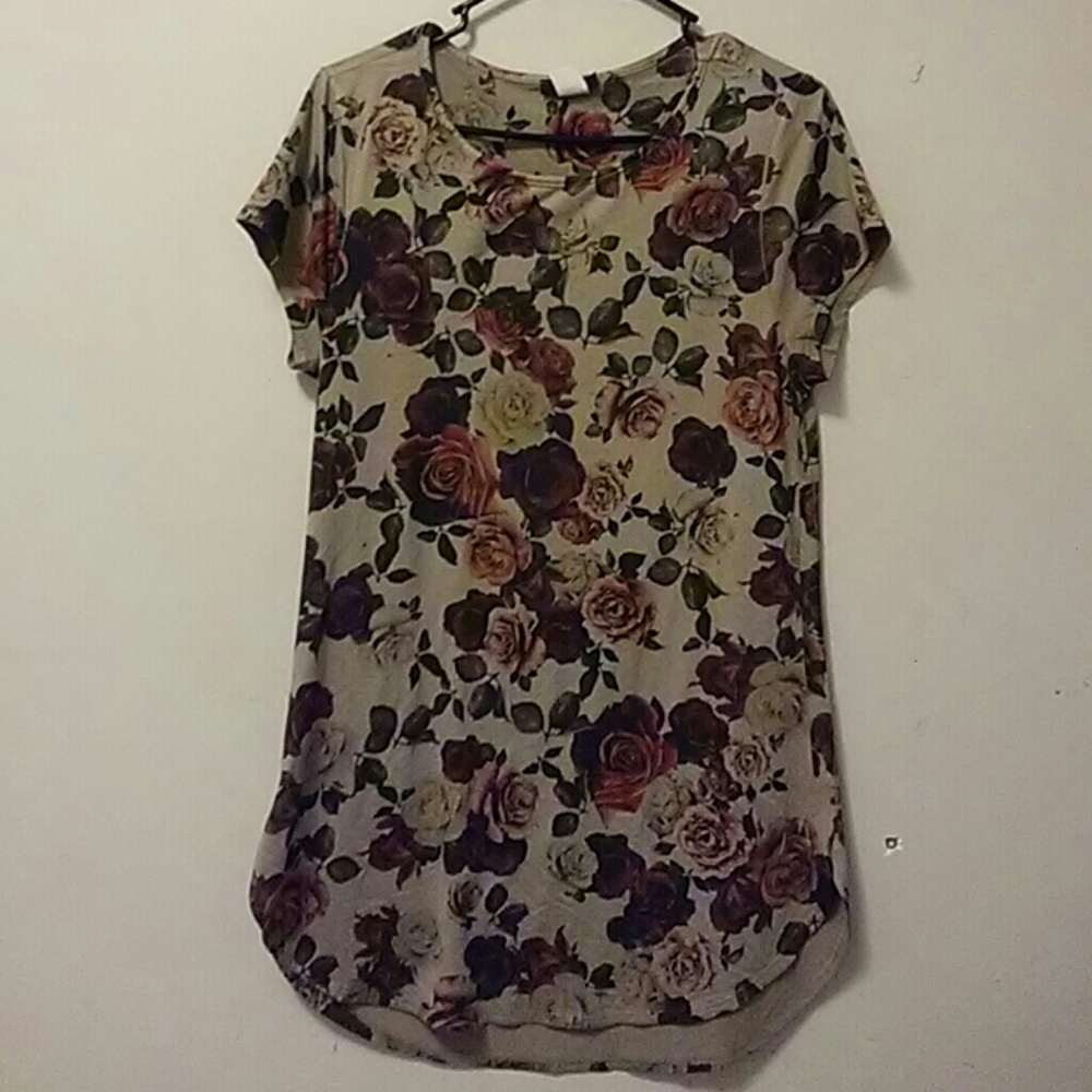 Rose designed shirt goes with everything.. Excelle