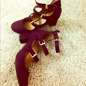 Indigo RD Ellie Velvet Pumps