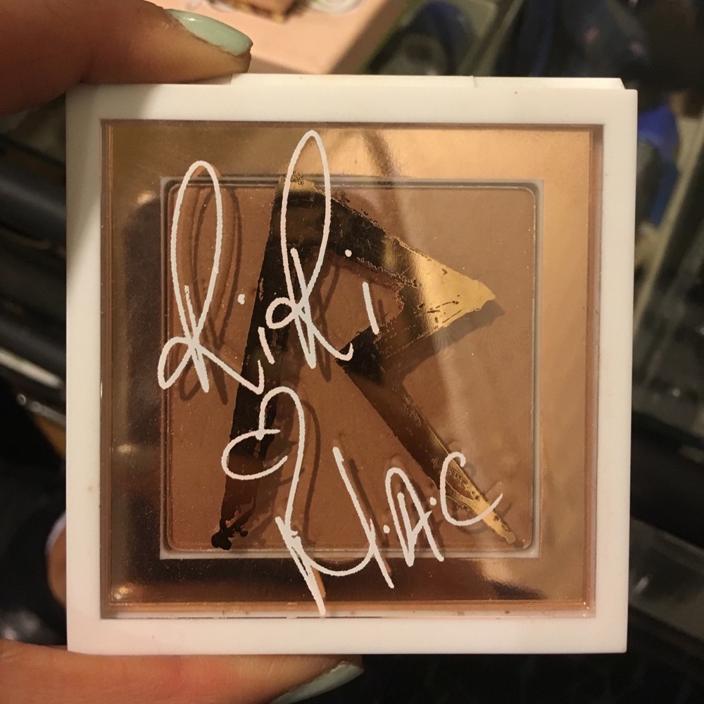 MAC limited edition. Love, Rihanna Bronzing Powder