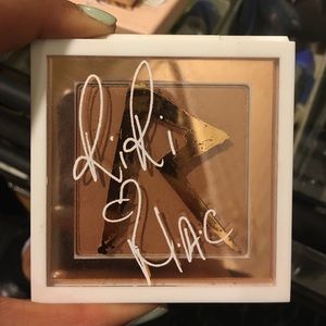 MAC limited edition. Love, Rihanna Bronzing Powder