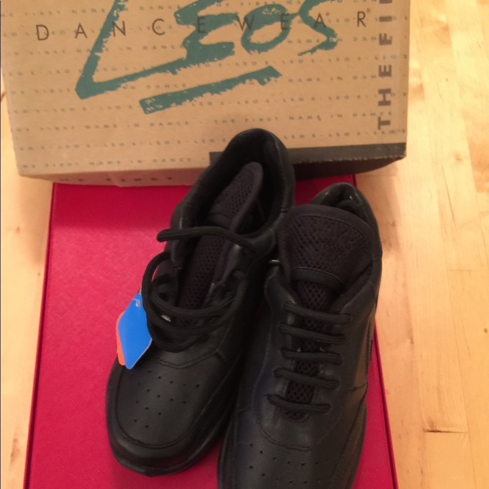 NEW Women's athletic black sneakers, size 6