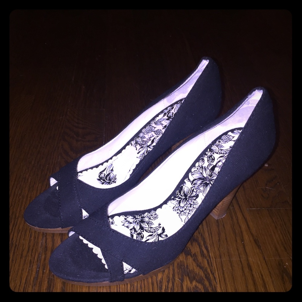 WHBM black high heel shoes size 8 EUC