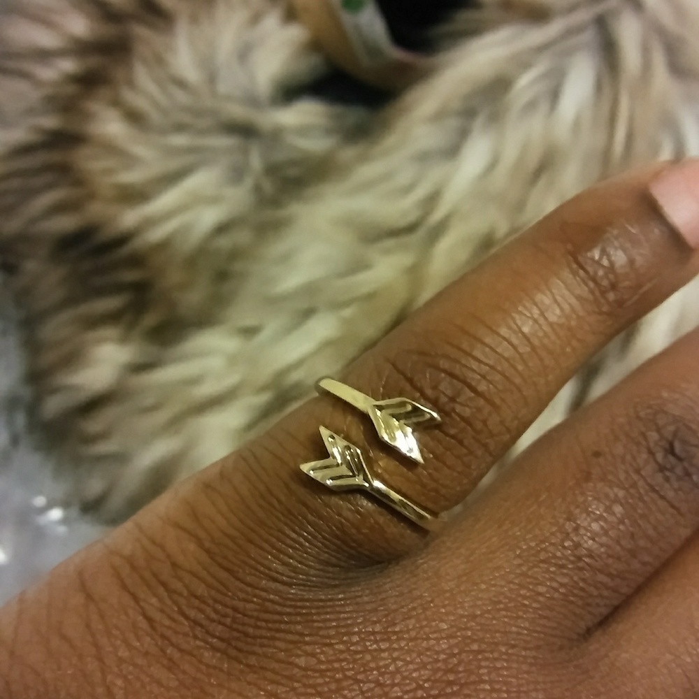 ** Gold two way Arrow ring **