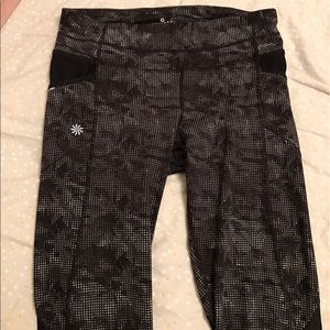 Athletes crop pants with dot detail