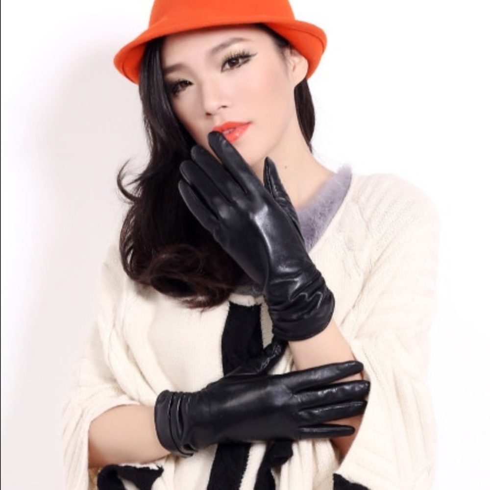 Fownes Black leather gloves