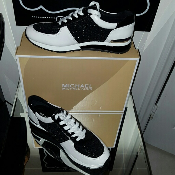 *SOLD* NEW MICHAEL MICHAEL KORS ALLIE WRAP - Picture 2 of 8