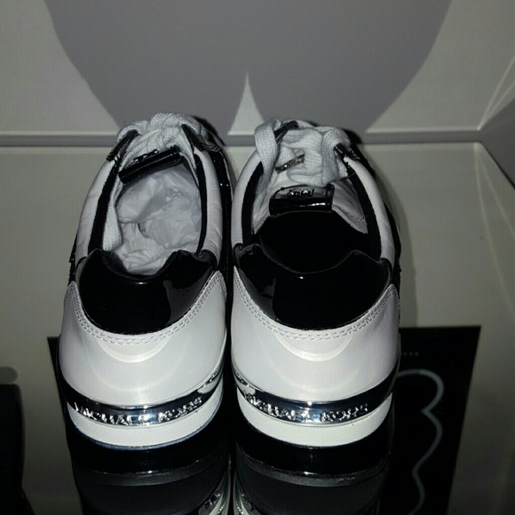 *SOLD* NEW MICHAEL MICHAEL KORS ALLIE WRAP - Picture 4 of 8