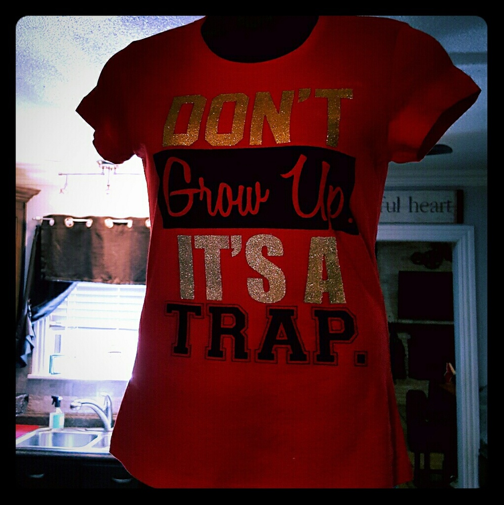 Kristin Nicole large red tee shirt