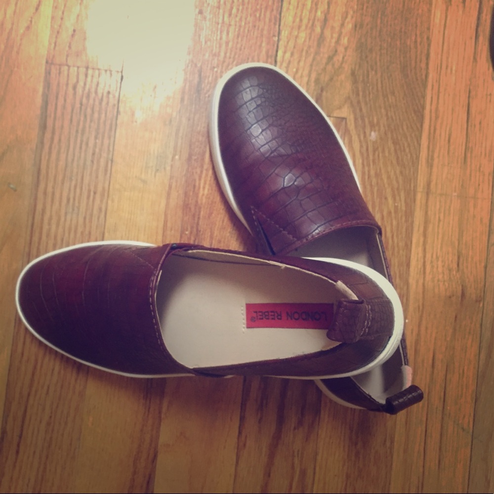 London Rebel burgundy faux snakeskin slip ons