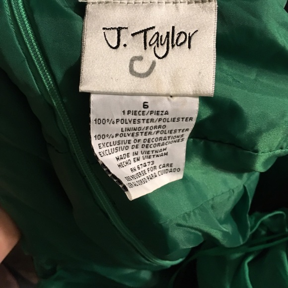 Green chiffon dress with black straps - Picture 4 of 4