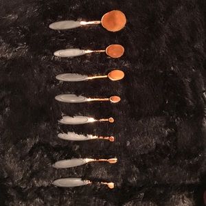 Oval makeup brushes