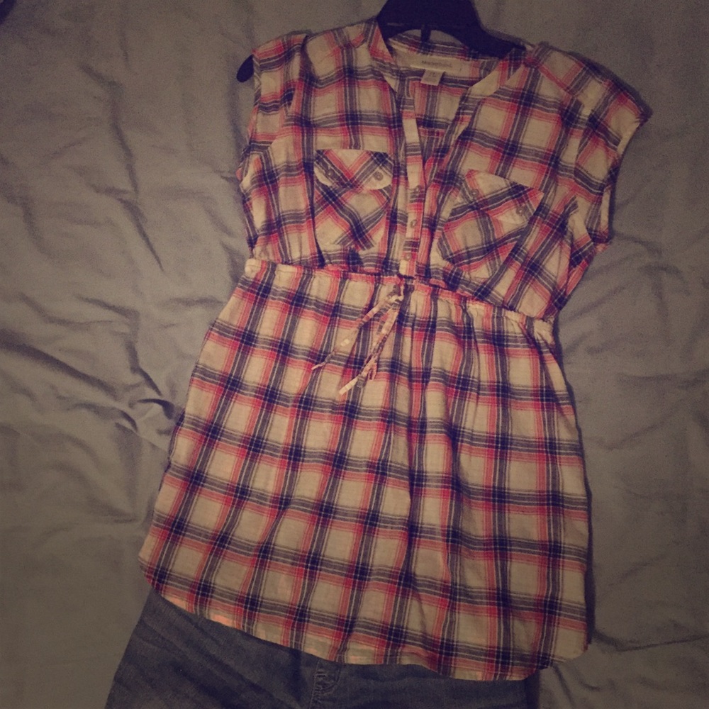 Sleeveless plaid maternity shirt