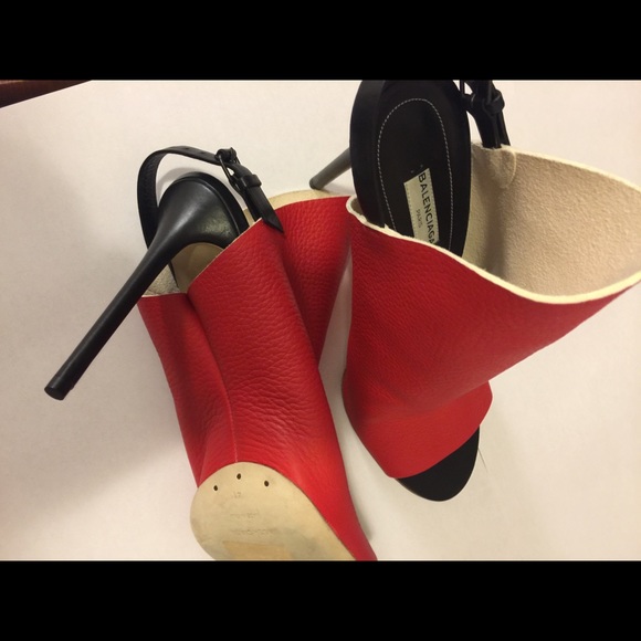 Balenciaga Glove Red Heels. - Picture 6 of 8