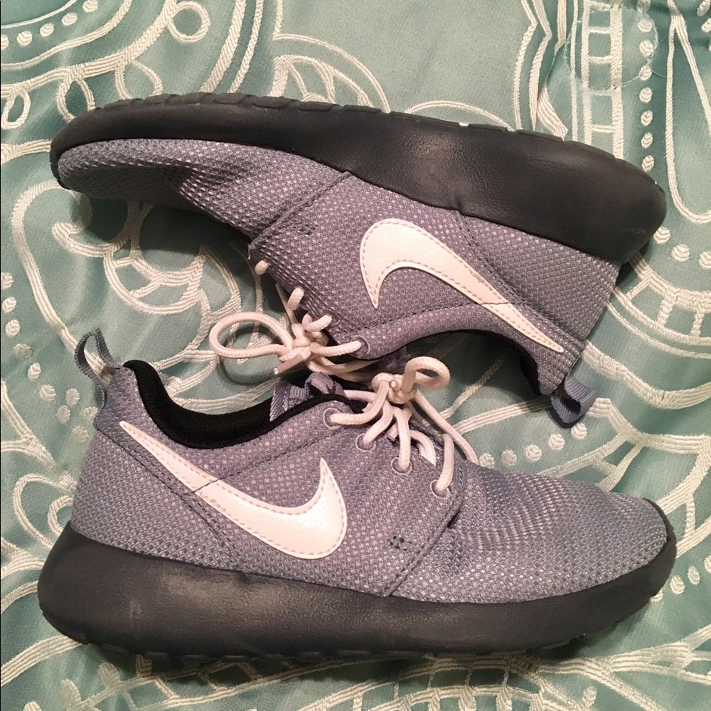 Boys Nike Rosche size 2Y
