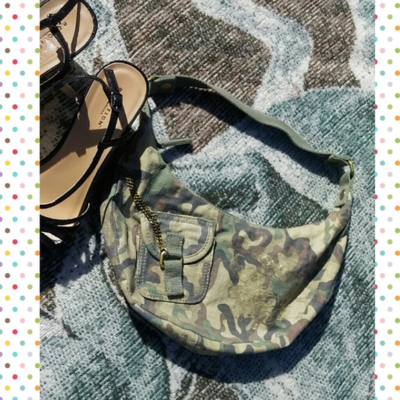 Free with 3+ Bundle Camo Small Purse - Picture 4 of 6