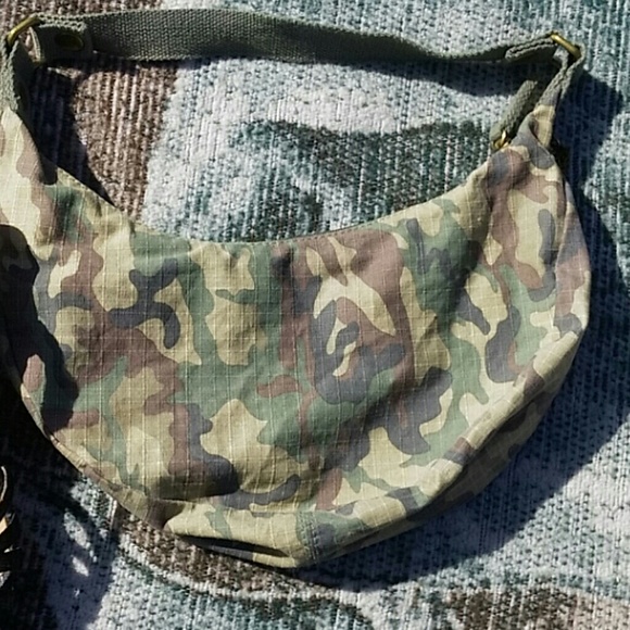 Free with 3+ Bundle Camo Small Purse - Picture 5 of 6