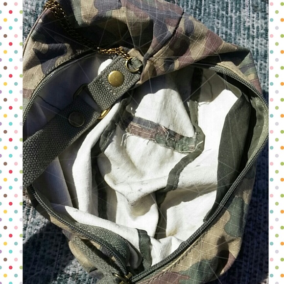 Free with 3+ Bundle Camo Small Purse - Picture 6 of 6