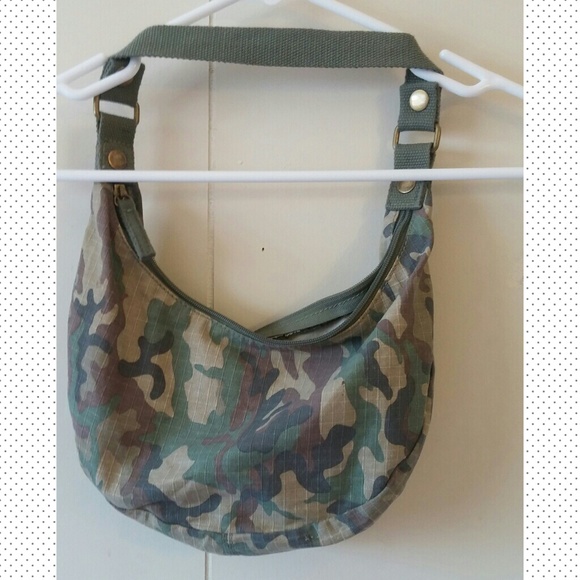 Free with 3+ Bundle Camo Small Purse - Picture 3 of 6