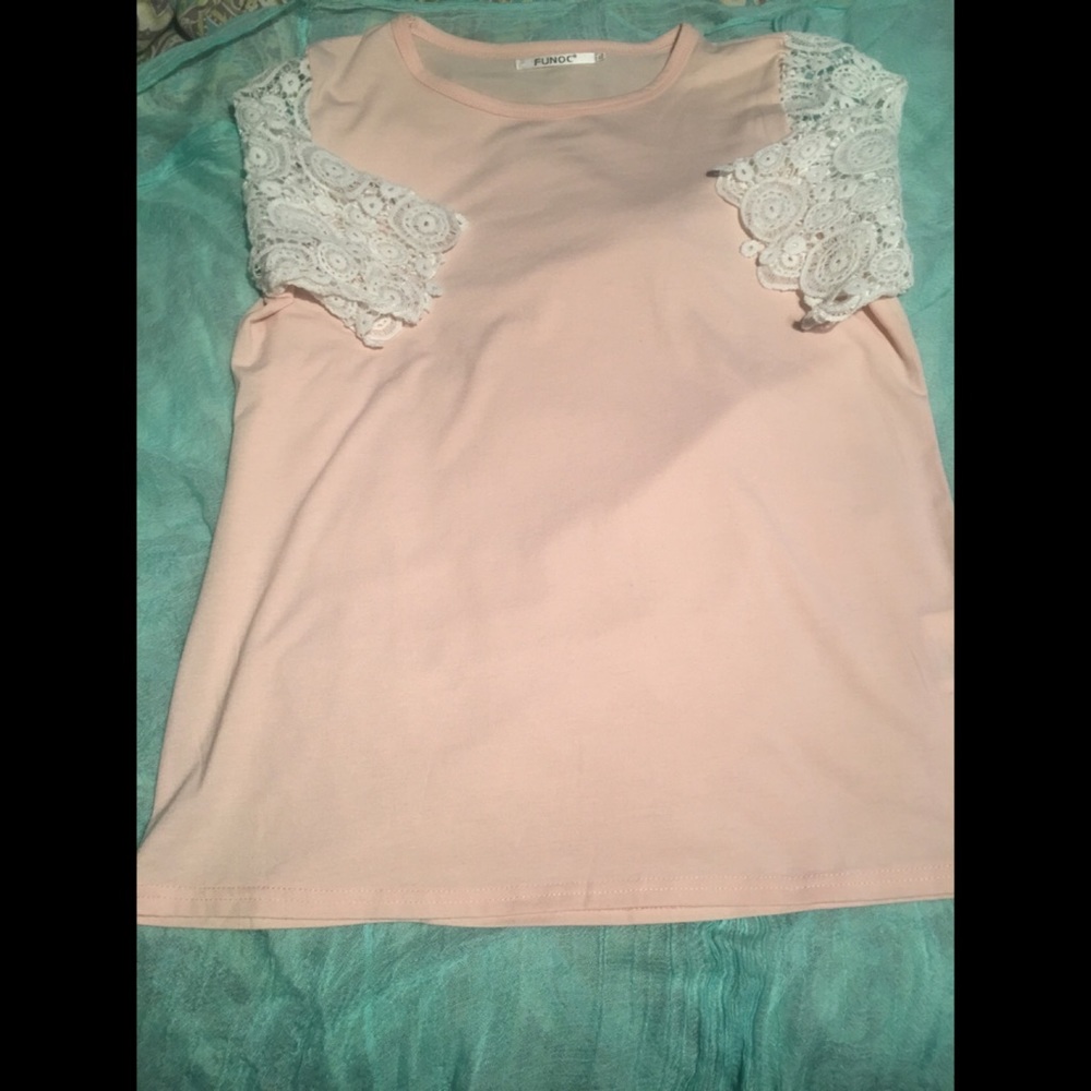 Light pink t with knotted sleeves