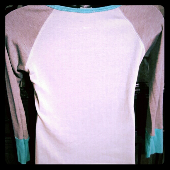 Women's knit block colored blouse. - Picture 3 of 5