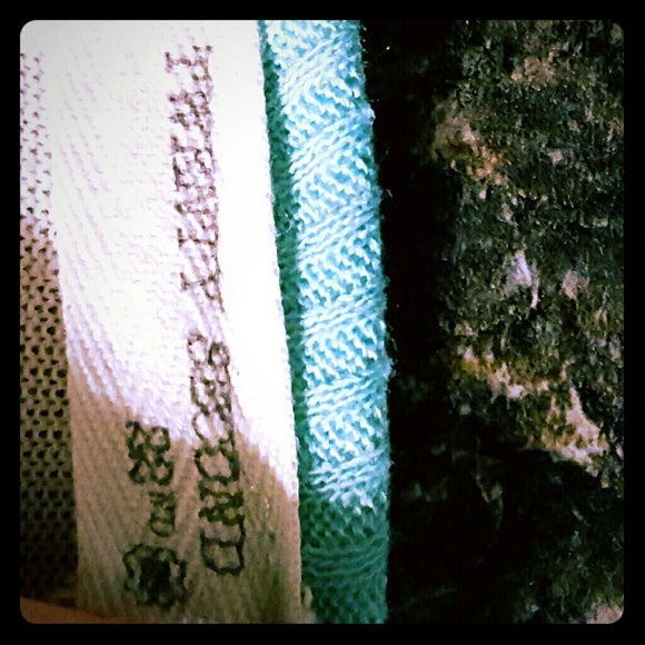 Women's knit block colored blouse. - Picture 4 of 5