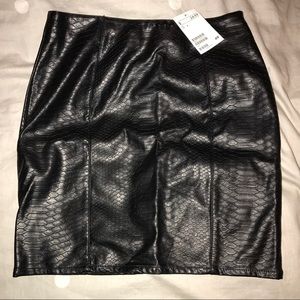 BLACK FAUX LEATHER MINI SKIRT