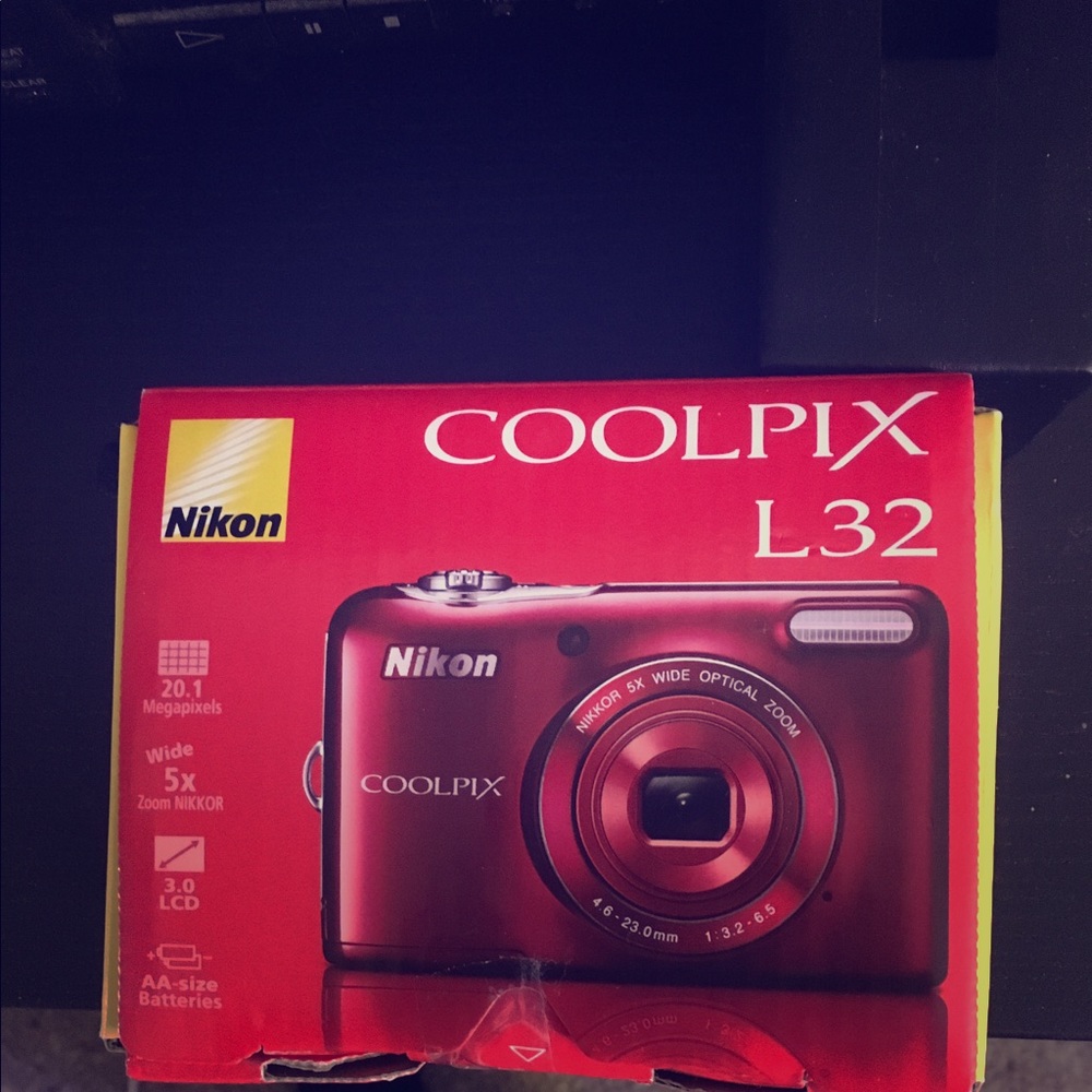 A Brand New CoolPix L32 Nikon Camera with tripod