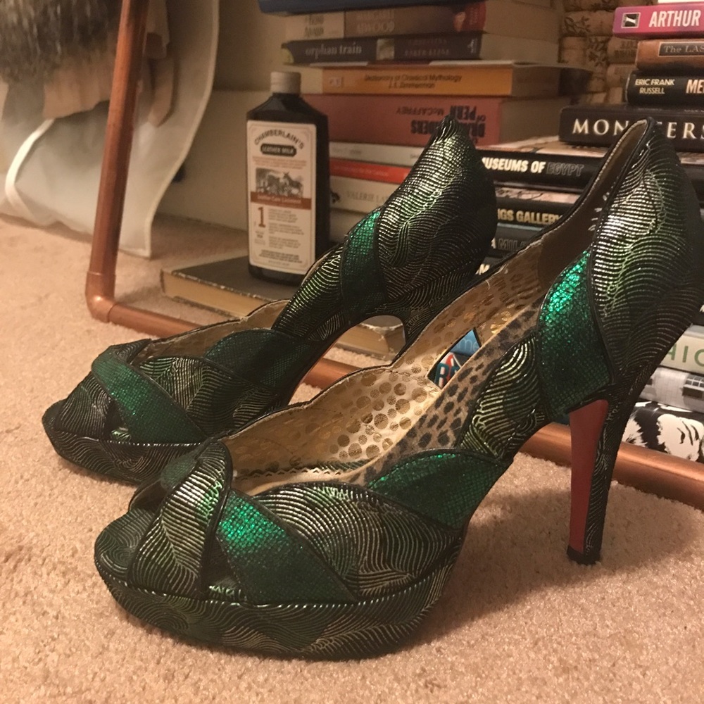 Poetic License Green, Metallic Pump