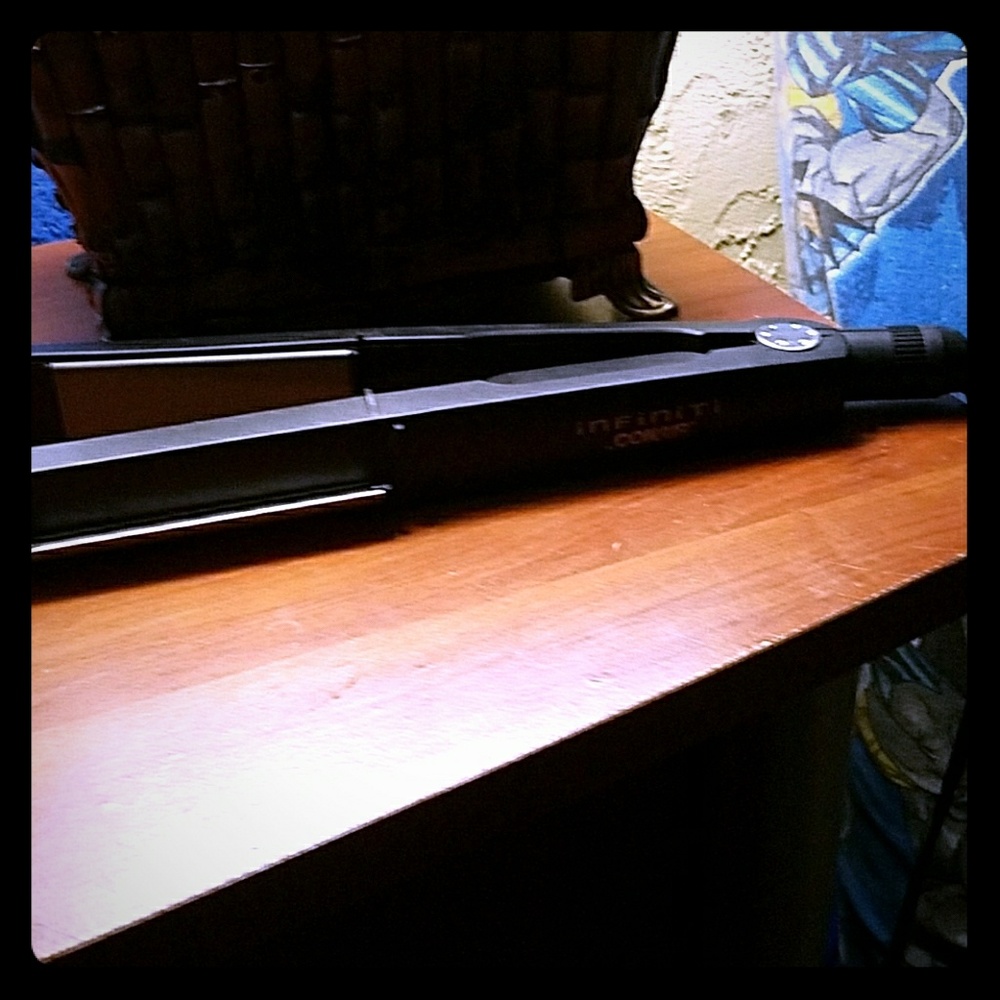 LIKE NEW/NEVER USED INFINITI BY CONAIR HAIR IRON